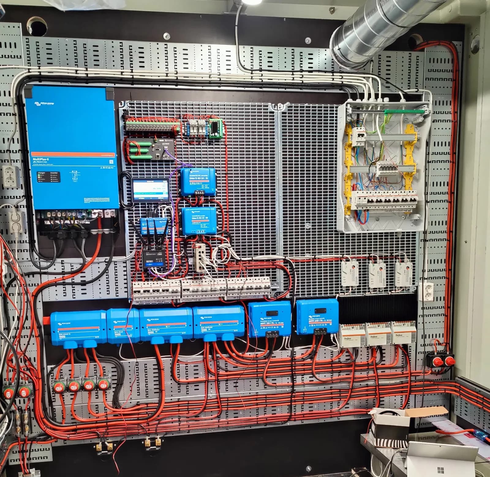 Fullbúin Plug n' Play tafla með MultiPlus og MPPT